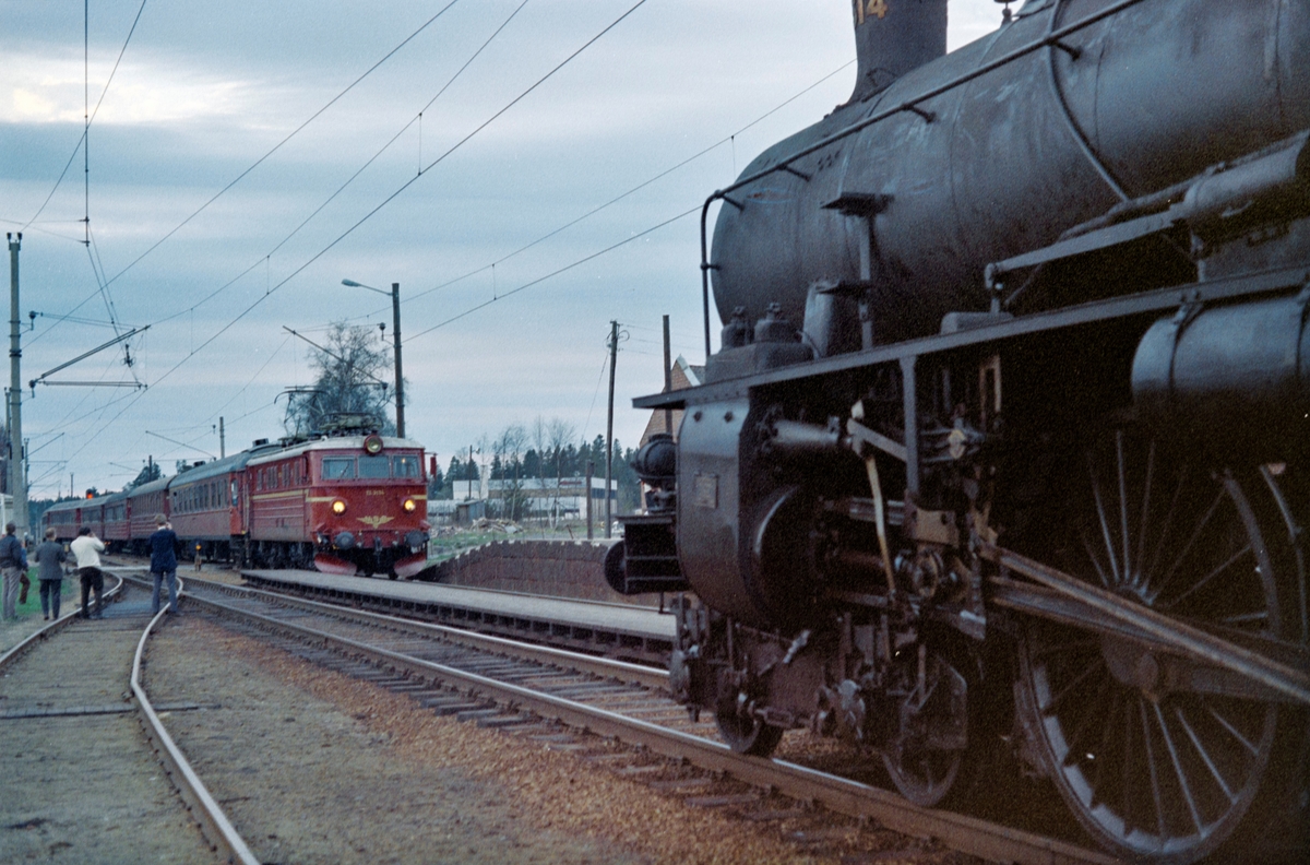 Kryssing på Rygge stasjon mellom tog fra Oslo Ø til Göteborg og Svenska Järnvägsklubbens veterantog til Norge. Veterantoget trekkes av Statens Järnvagars damplokomotiv type B nr. 1314.