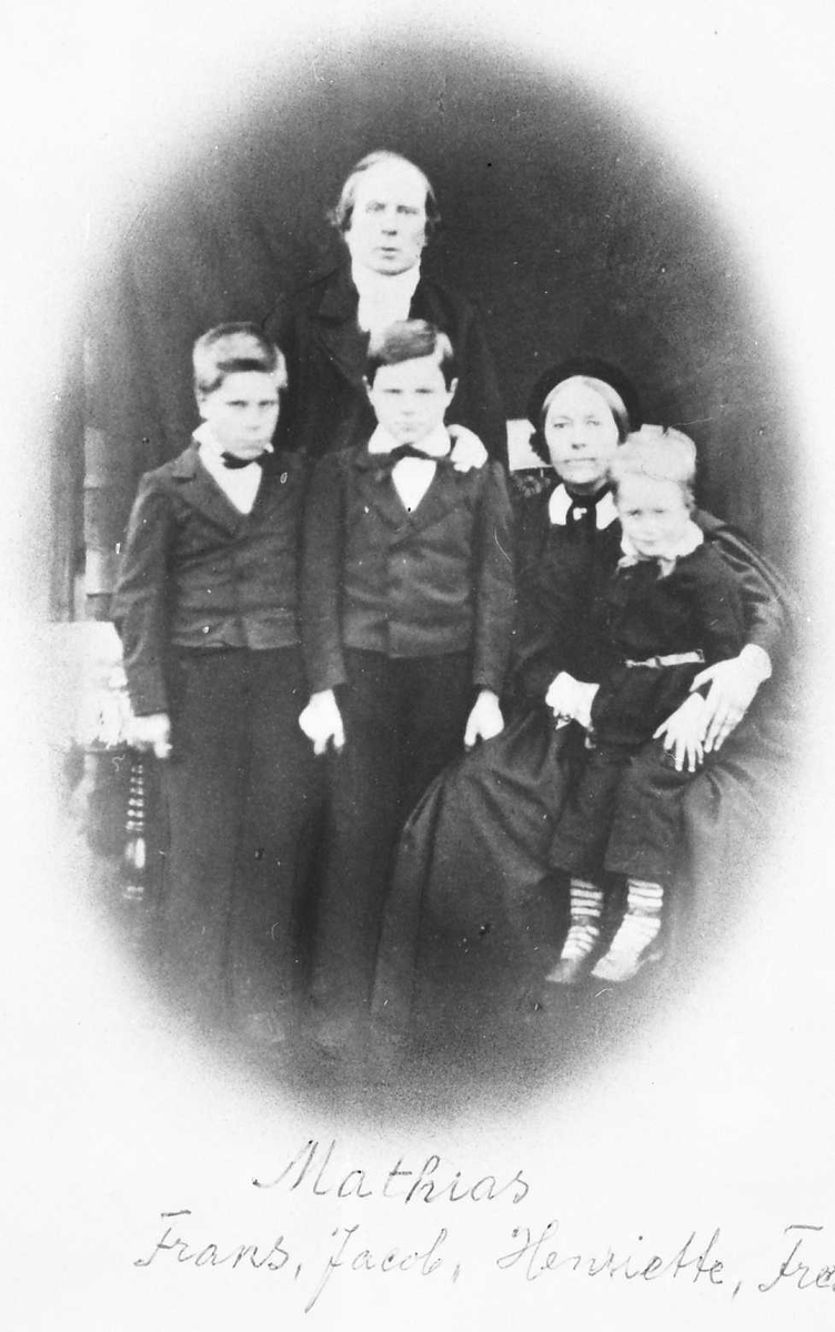 Familiebilde. 
Mathias Bull, sokneprest til Rendalen fra 1850 - 1869. Barn. Frans, Jacob, Fredrik. Hustru Henriette Bull f. Breda. 