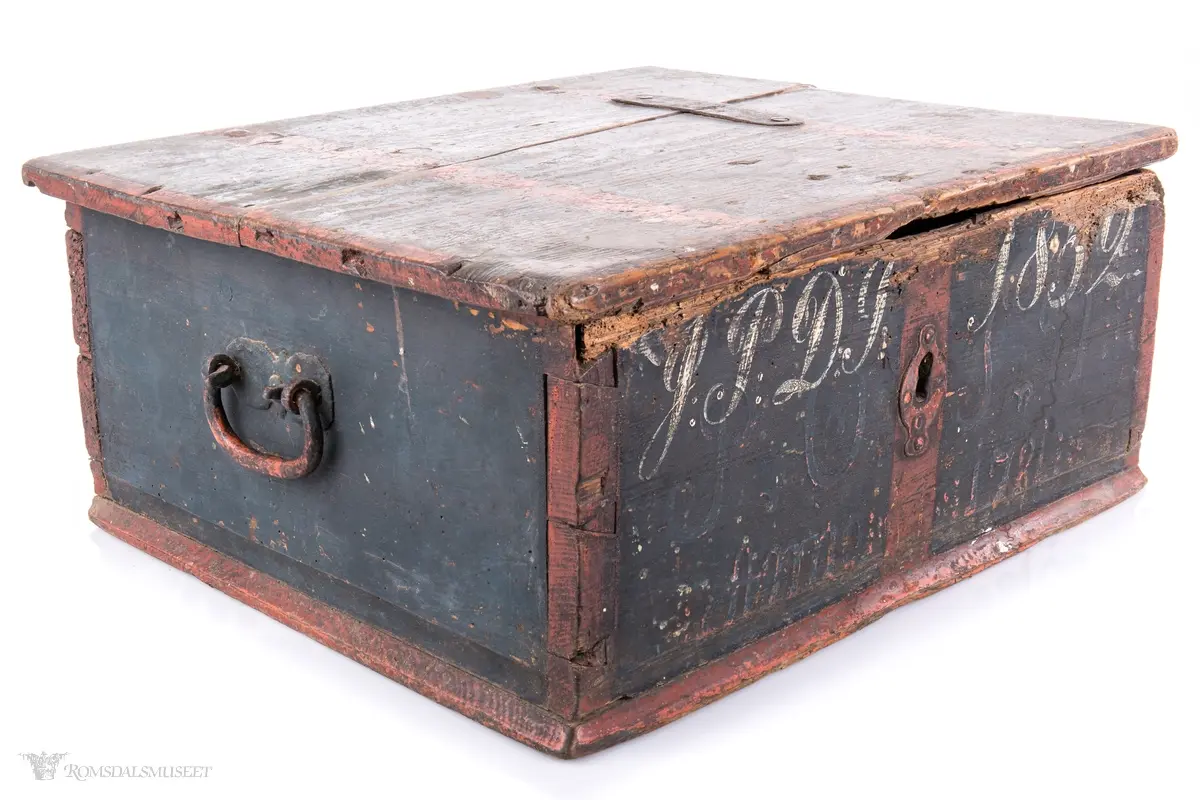 Rødmalte linjer og border på mørk bakgrunn.