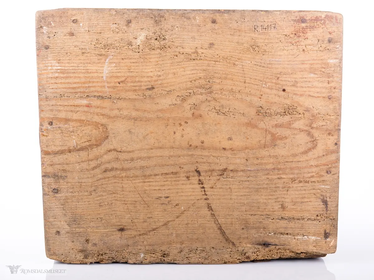 Rødmalte linjer og border på mørk bakgrunn.