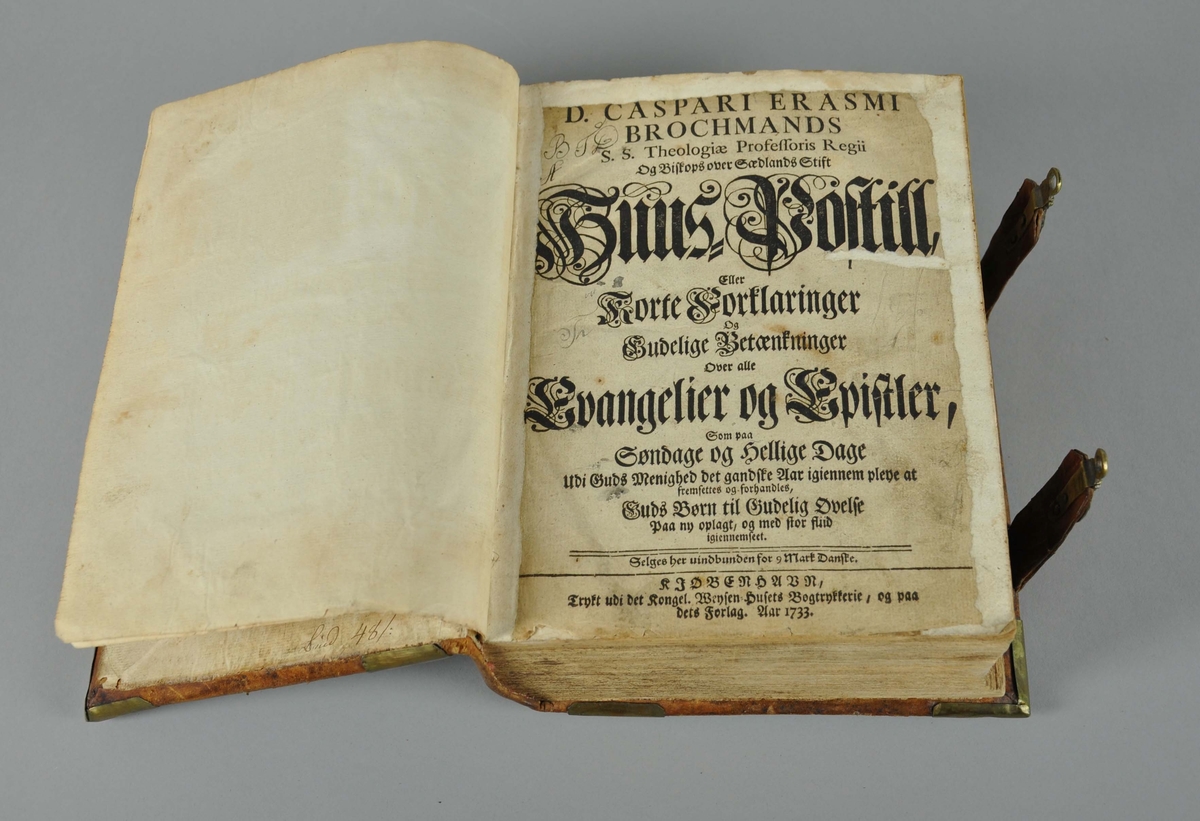 Bok fra 1733 med bokomslag av brunt skinn og festereimer. Omslaget har dekorative beslag av messing. Beslagene er i hjørnene og ved festereimene. 636 sider.