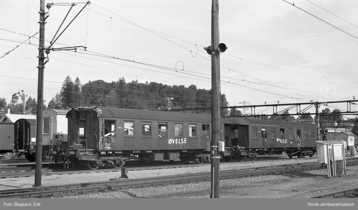 Personvognene litra B65 nr. 18825 og 18805 som øvelsesvogner på Ski stasjon