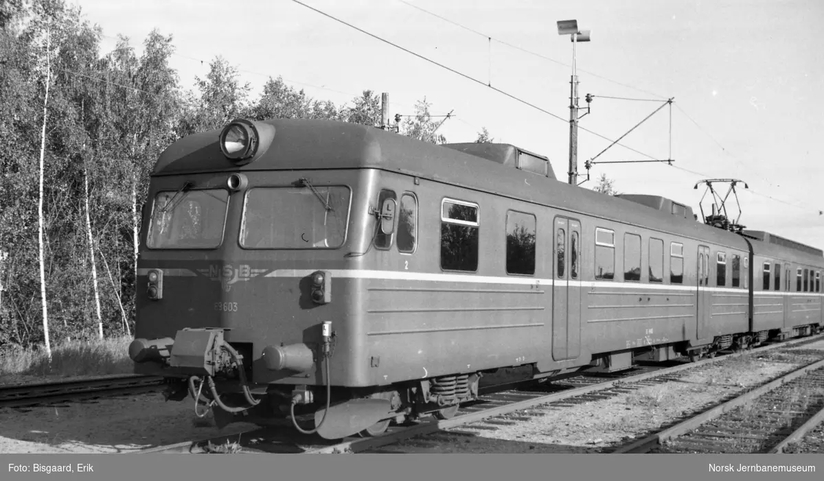 Motorvognsett type 69 på Ski stasjon med styrevogn BS 69 603 fremst