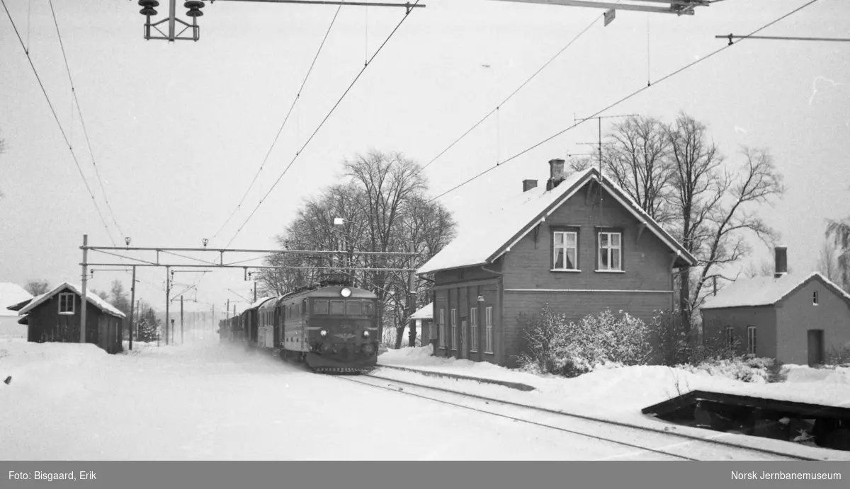 Elektrisk lokomotiv El 11 2079 med godstog på Rakkestad stasjon