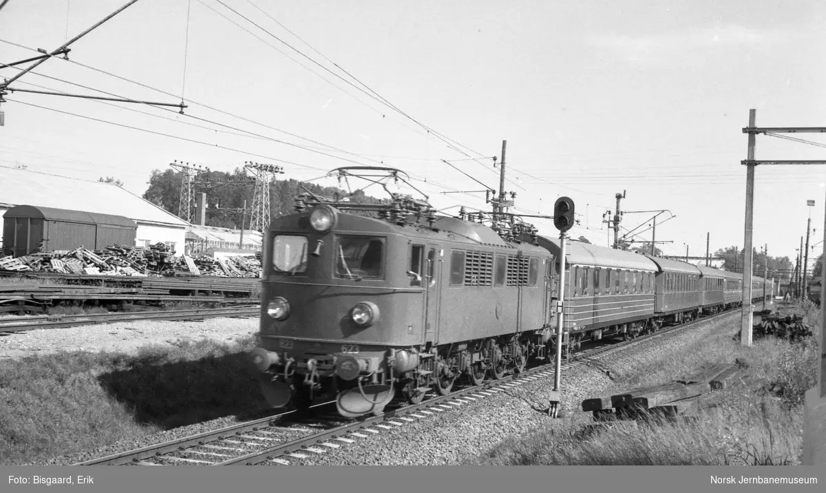 Svensk lokomotiv litra F nr. 623 ankommer Ski stasjon med hurtigtog