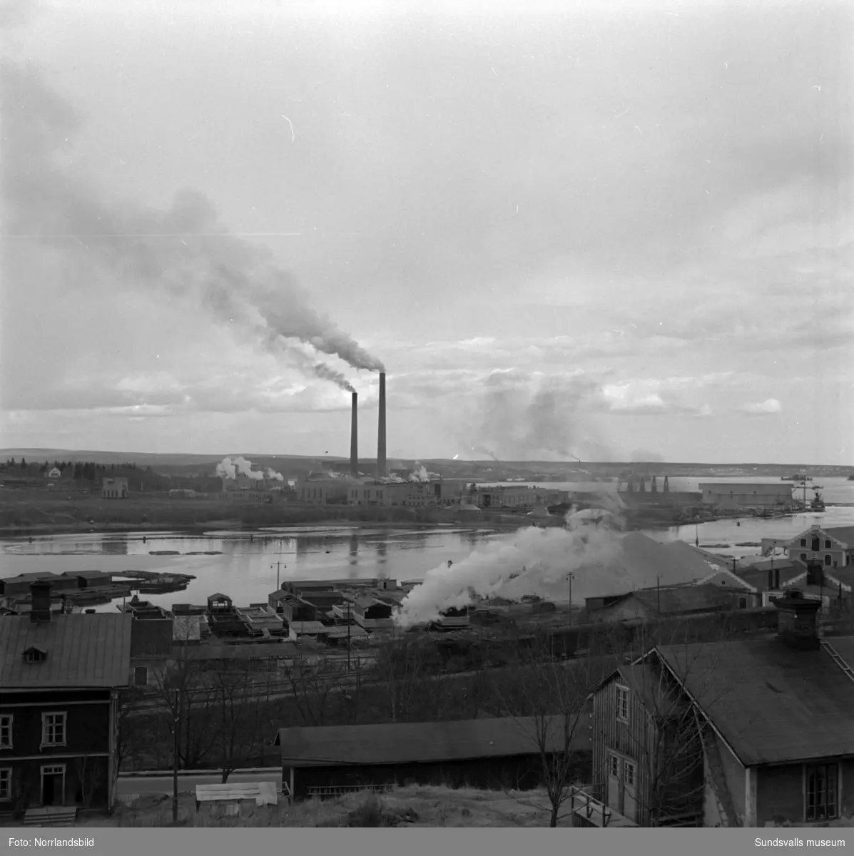 Vyer över Östrandsfabriken med Skönviks sågverk i förgrunden. I nedre högra hörnet på första bilden syns Skönviks förvaltarbostad.