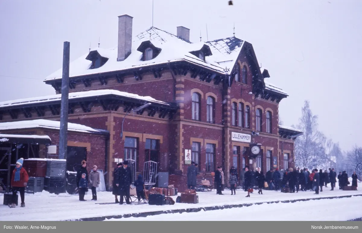 Lillehammer stasjon med reisende som venter på toget