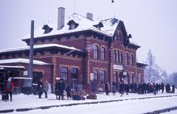 Lillehammer stasjon med reisende som venter på toget