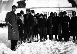 Lærer med skoleklasse på Å i Senja i 1935.