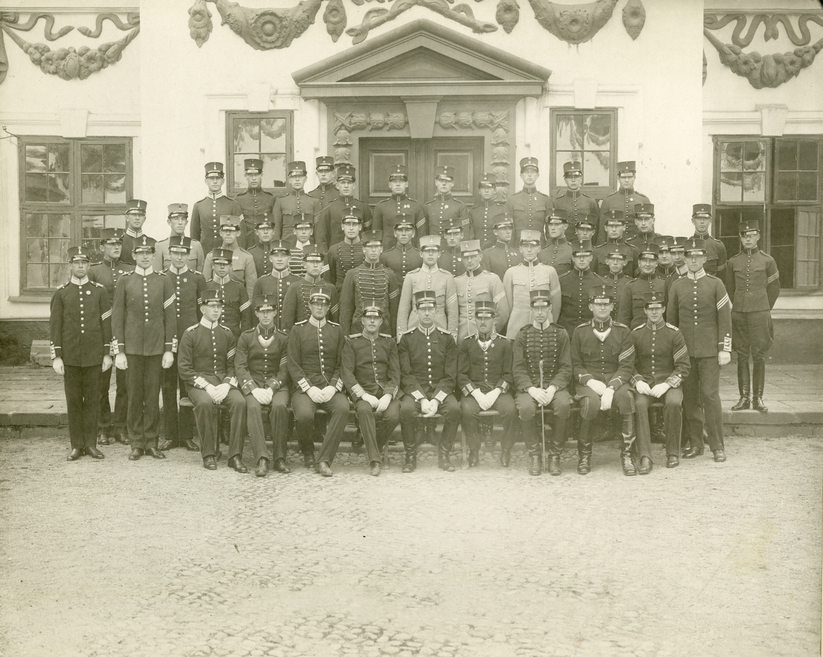 Grupporträtt av elever från krigsskolan på Karlberg, 1926.