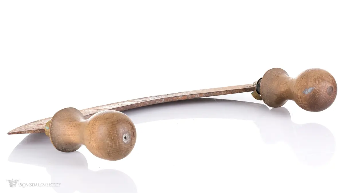 Bueformet kniv med to dreide håndtak. Brukt til å finhakke kjøtt, fisk, poteter, før kjøttkverna ble vanlig. Hakkekniven ble helst brukt å hakke med oppe i et trau, trolig derav bueformen.