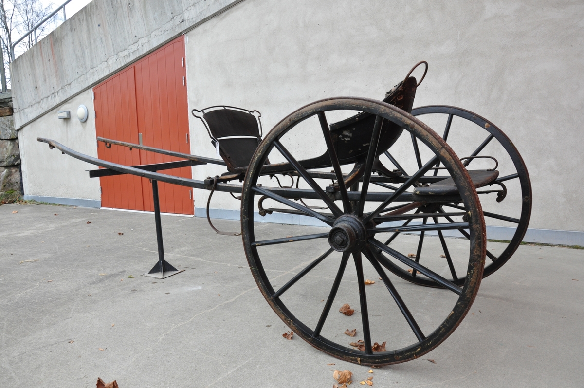 2-hjuls vogn for én hest til persontransport. Hovedsete for en person. Enkelt bord/brett med håndtak, bak.