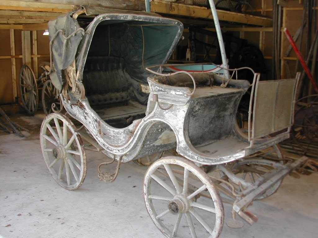 4-hjuls vogn med kalesje for to hester til persontransport. Fast kuskebukk, hovedsete og motsete med lokk. Fast kalesje. To lave dører.