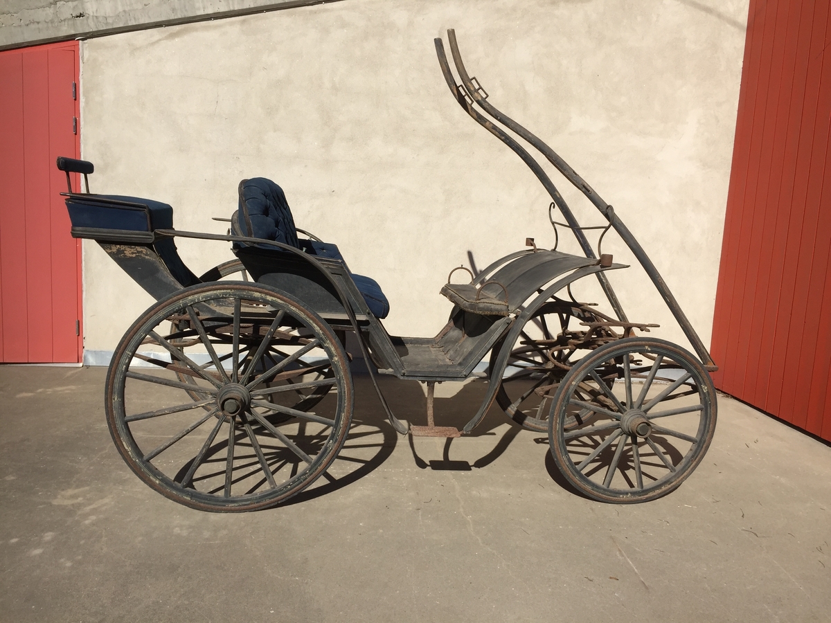4-hjuls vogn for én hest til persontransport. Hovedsete og mindre motsete. Baksete opprinnelig for tjener/lakei.