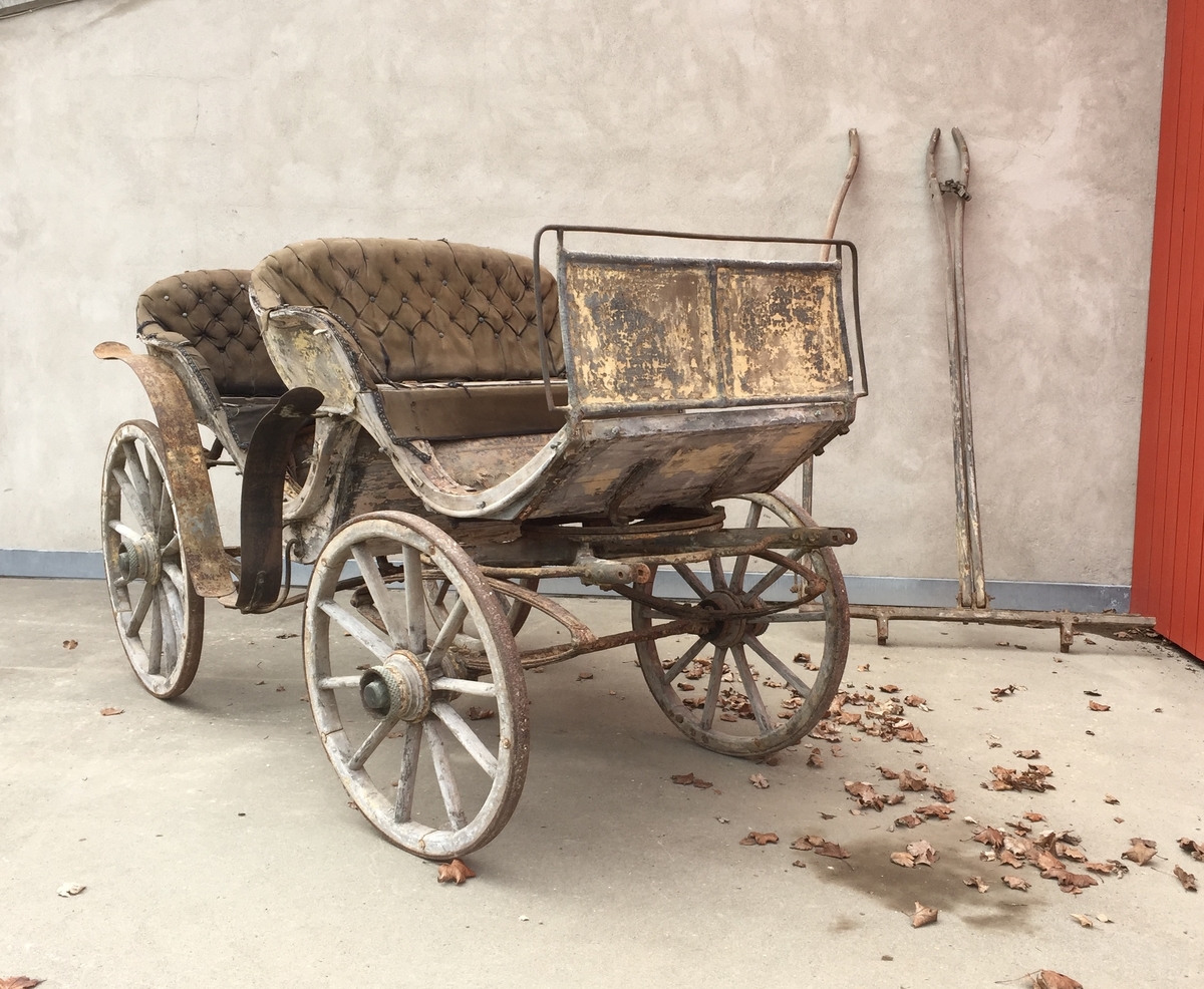 4-hjuls vogn for én og to hester til persontransport. To identiske seter med svungen fasong.