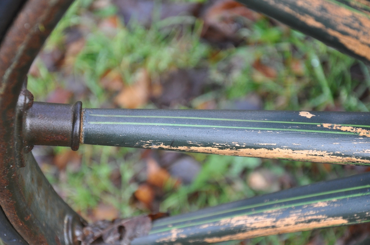 4-hjuls vogn for trekk med én hest. Trilletype. Spesielt stor fløy (skvettskjerm) . Lakeisete bakerst, stort hovedsete, lite motsete.