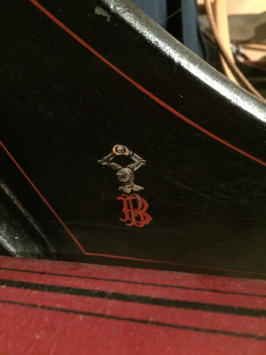 2-hjuls vogn for én hest til persontransport. To tverrstilte passasjerseter.