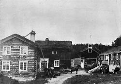 Gardsbruk, bygninger, hest, personer. Borkhus.