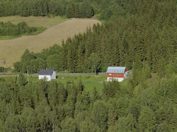 Øyer, Nord-Tretten. Grønlund, småbruk. Hvitt, enetasjes våni