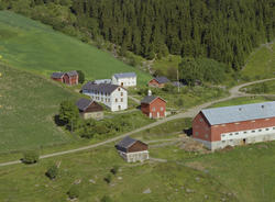 Øyer, Nord-Tretten. Glømme Gård. Stor, ny, rød driftsbygning