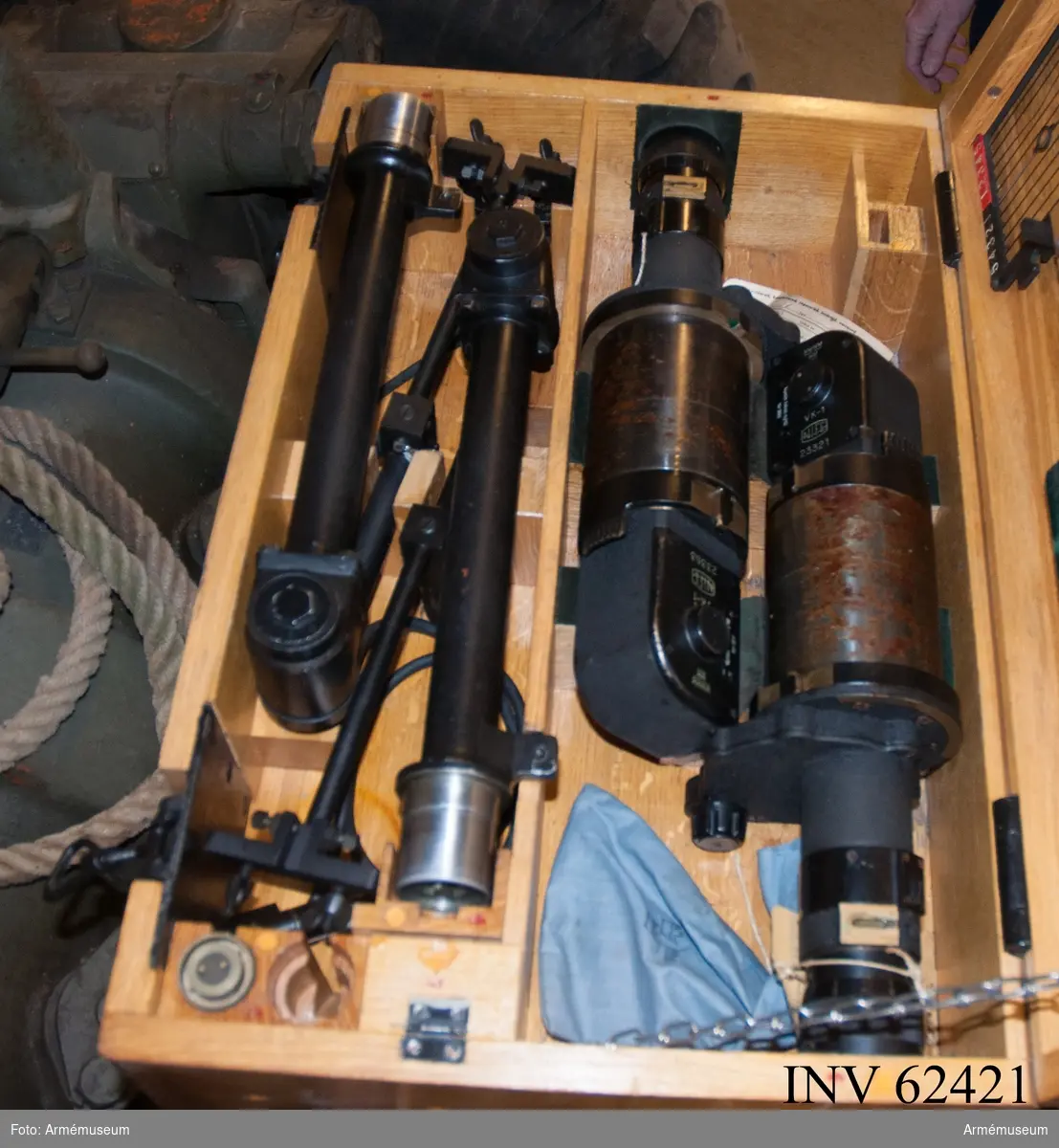 Grupp F I.
Kikare till 10,5 cm luftvärnskanon m/1942, nr 36. I låda.
Samhörande är kanon, reservdelar i låda, verktyg i låda, nattbelysning i låda, lavettlåda med kikare och kvadrant.