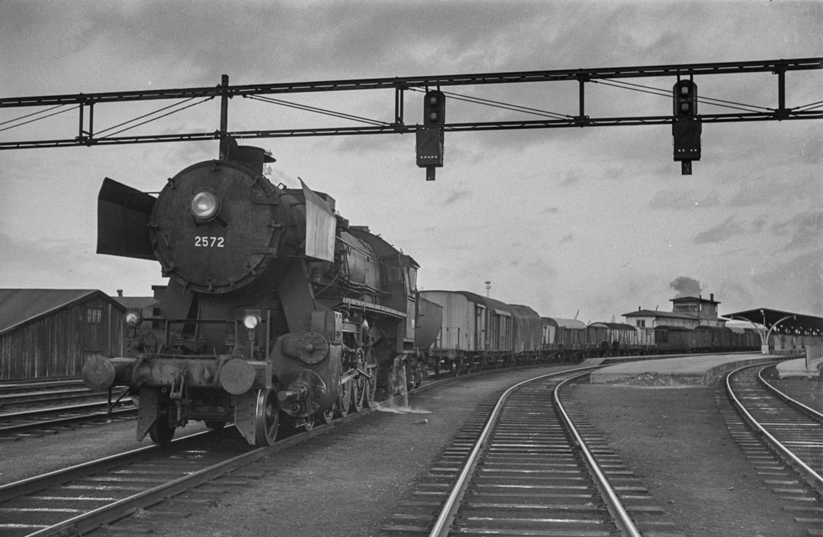 Sydgående godstog på Trondheim stasjon. Toget trekkes av damplokomotiv type 63a nr. 2572.