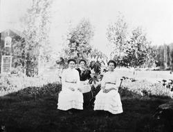 Kvinner i hage. Oleanna H. Inga A. Kari H.
