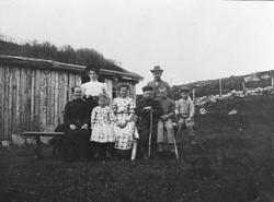 Familiebilde, klær, bygning