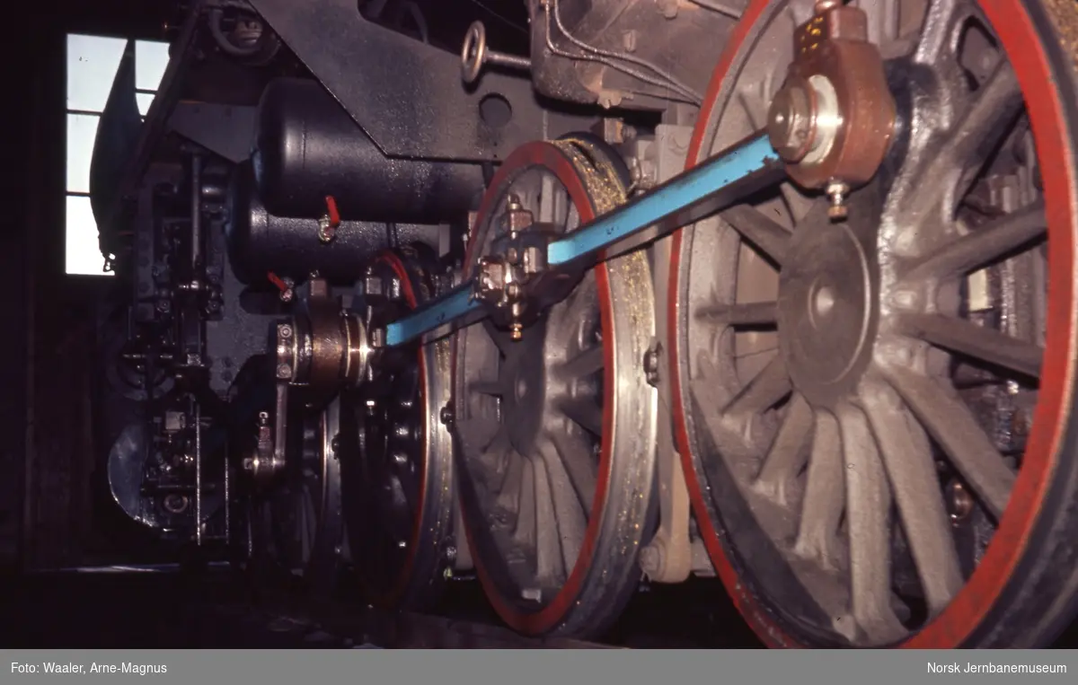Damplokomotiv type 63a nr. 5606 i lokomotivstallen på Røros stasjon, drivhjulene