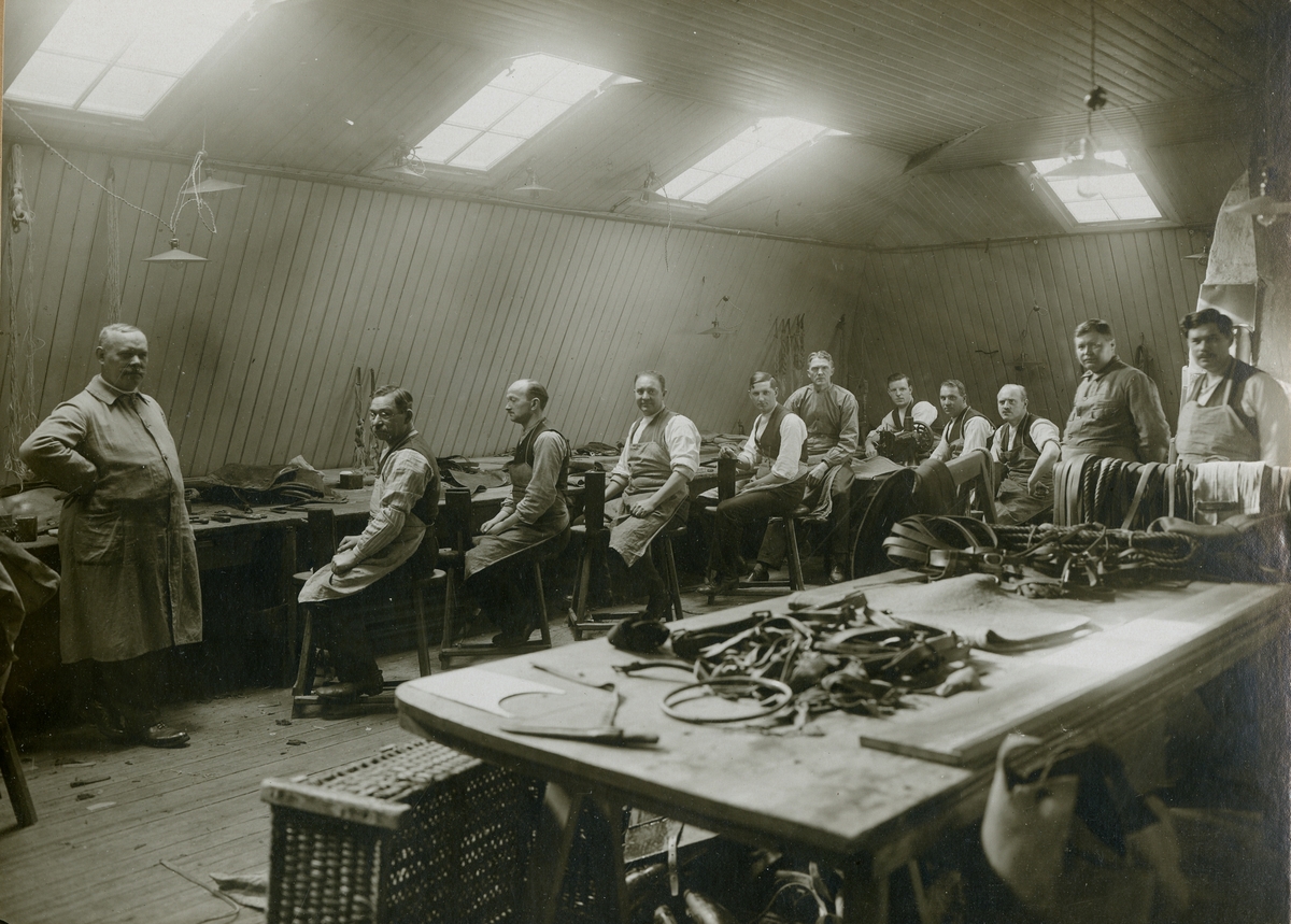 Hantverkare vid bänkar i läderverkstad den 20 mars 1923.