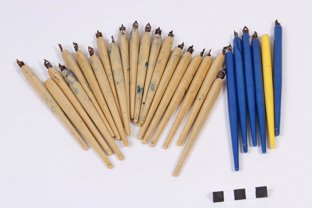 Splittpenner brukt i skulesamanheng.