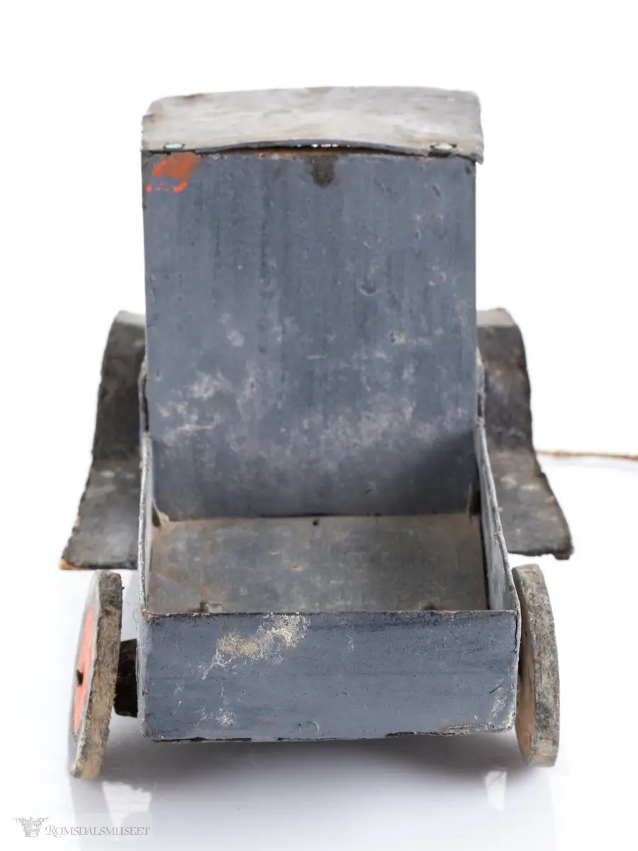 En liten leke- lastebil i tre.