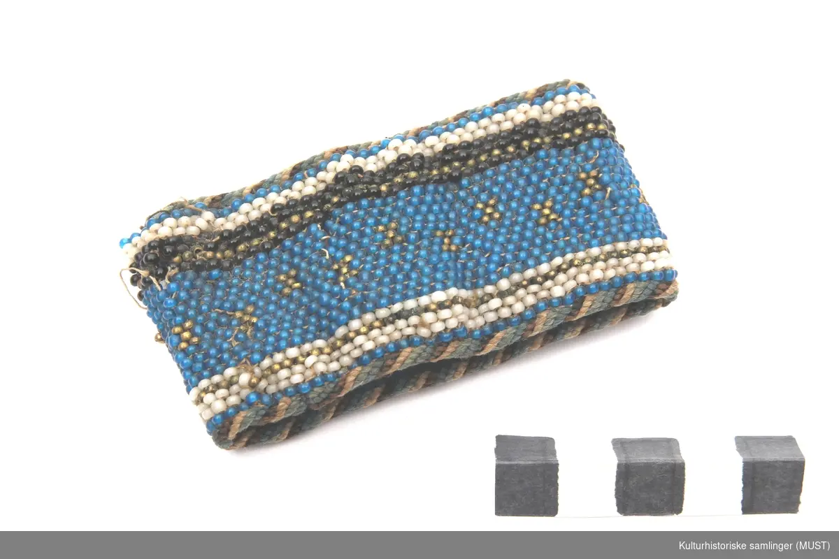 Perlebrodert bånd som er foret med blå silke.