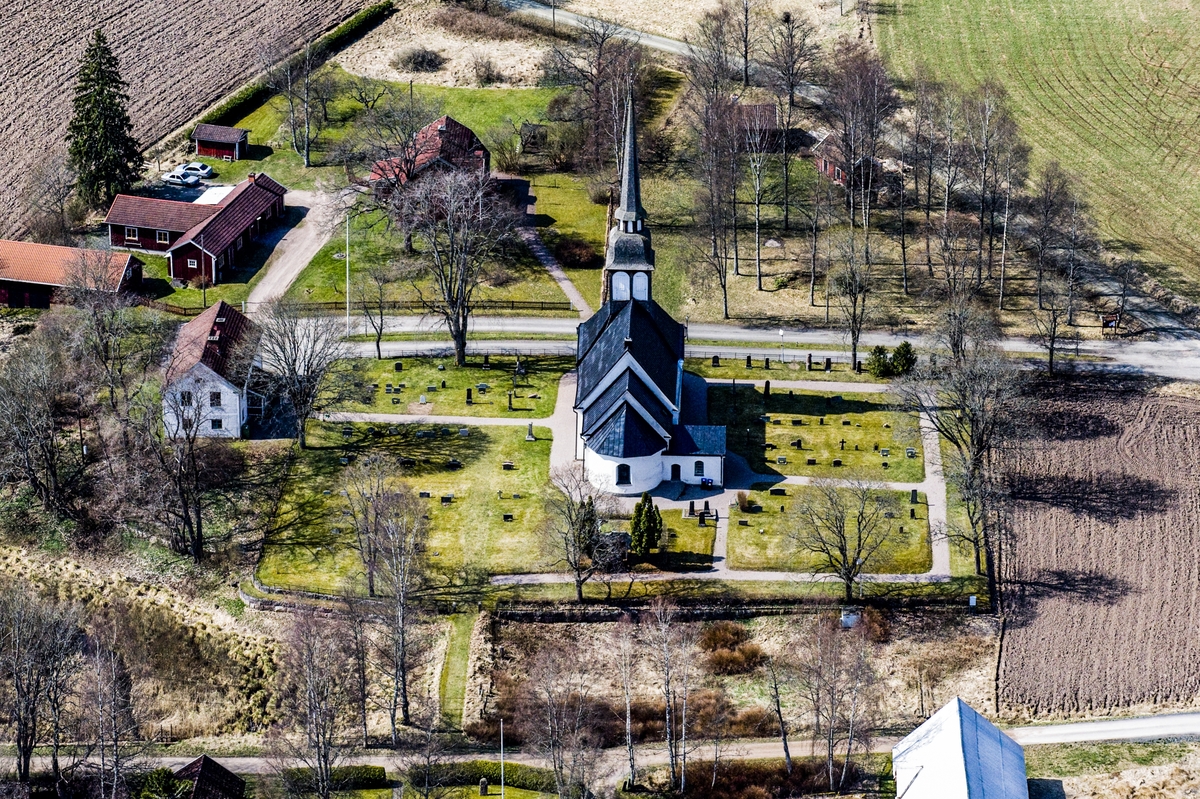 Flygfoto över Bredestad kyrka i Aneby kommun.