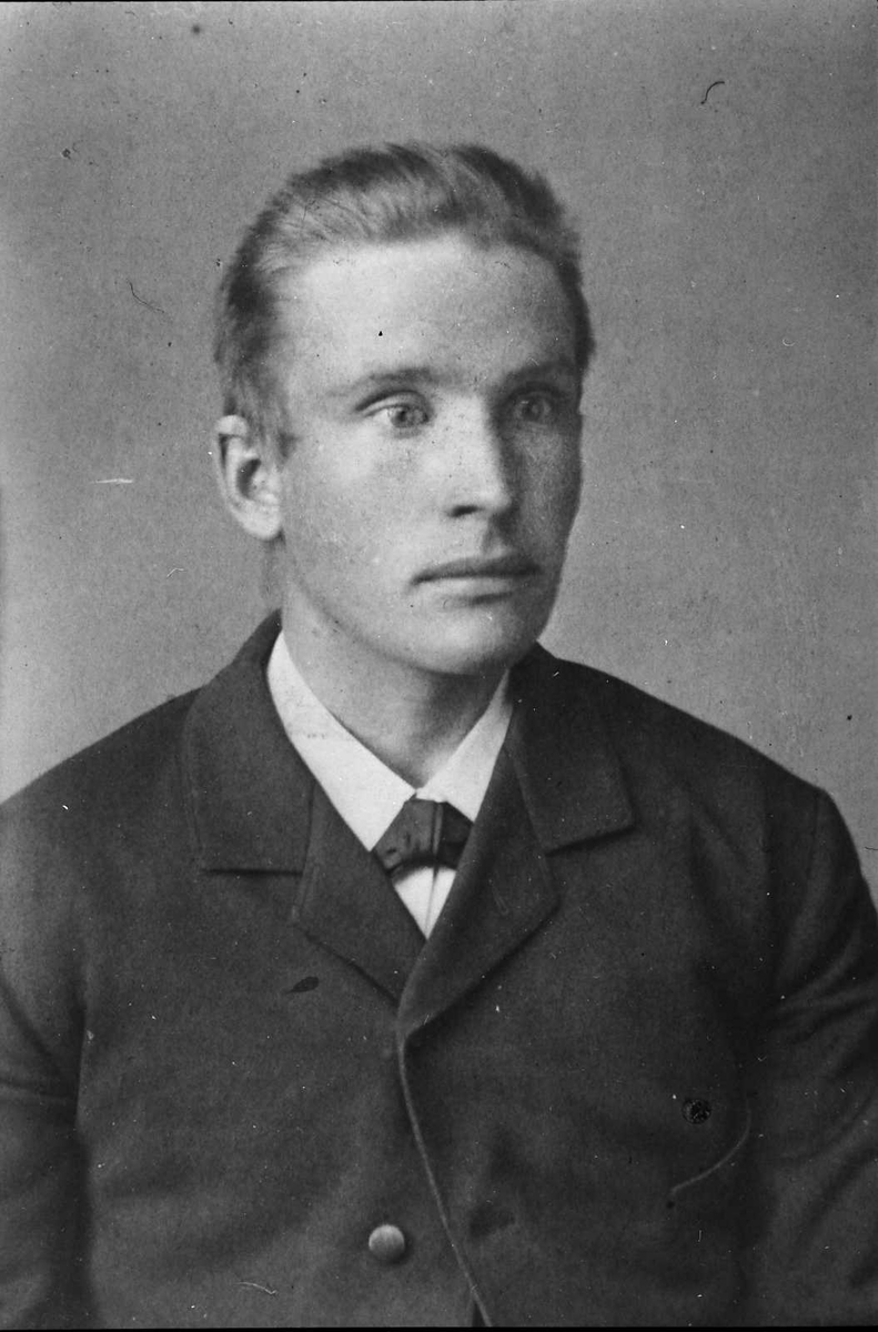 Portrett av ung mann. Esten Løkken. 
