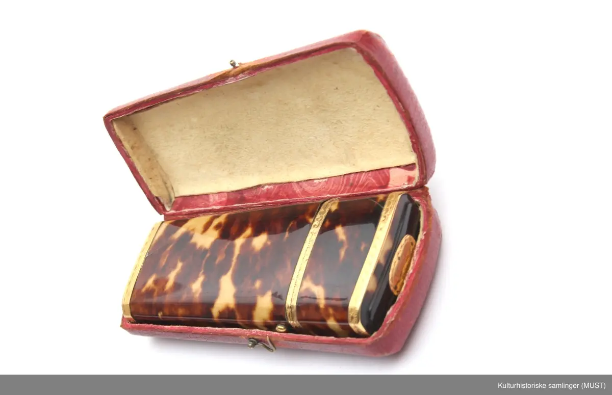 Gullbesetning med smale sisselerte border