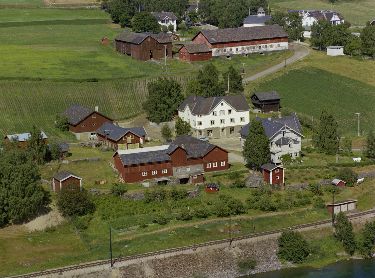 Gården Hundorp nedre ved jernbanen, Hundorp SørFron. Bygninger