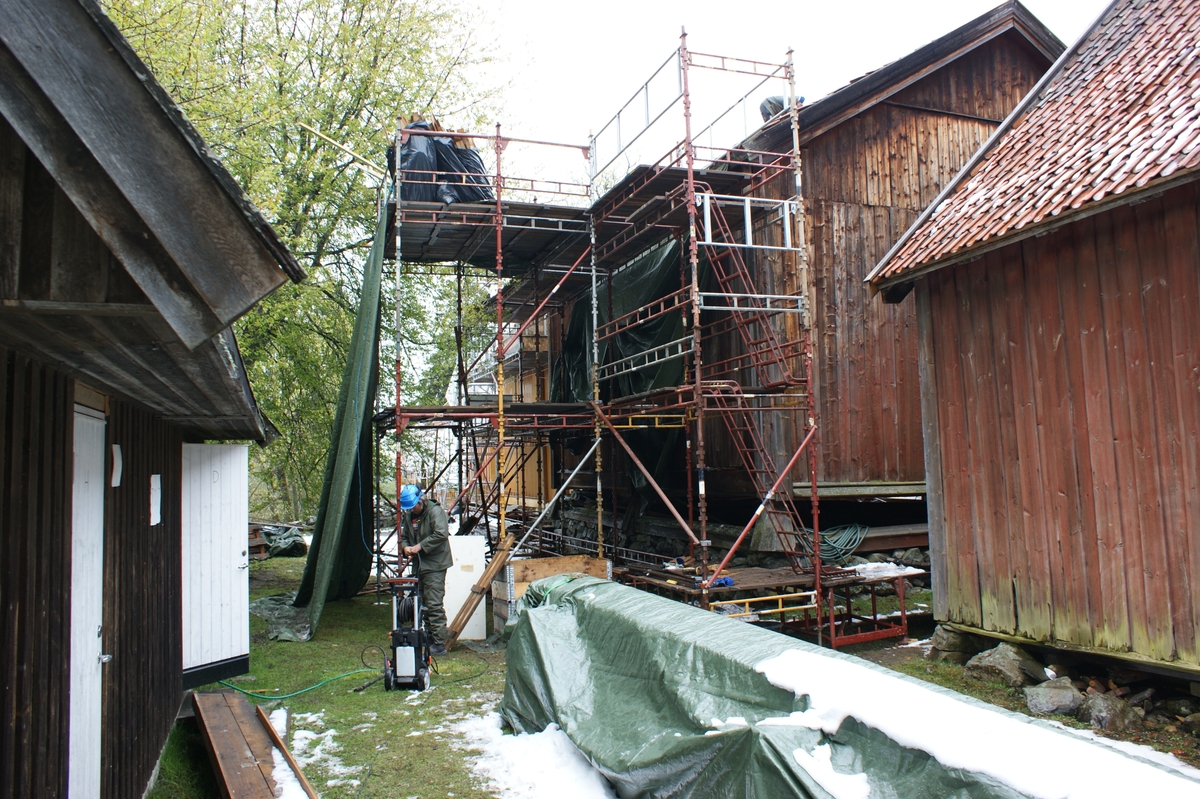 Laftet to-roms tømmerkjerne i to etasjer hvor tømmeret i andre etasje mot sør krager ut og etablerer en lukket langsval. Bygningen er utvendig panelt og gammelt malt med rød komposisjonsmaling.
To-rams vinduer med 6 ruter i ramma. Fyllings fløydør.
Bygningen er fundamentert med trestabber på en bæreramme av tre/grime som hviler på en tørrmurt ringmur av naturstein. 
Saltak - ombygd halv-valm. Åstak. Stående bordtro med flis undertekking. Taket er utvendig tekket med enkel-krummet teglstein. Steintrapp foran inngangssvalen.
