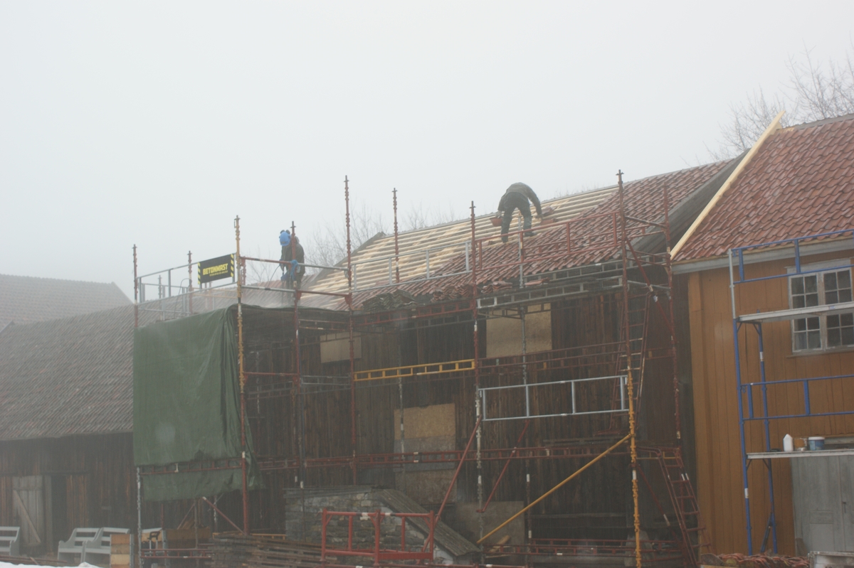 Laftet to-roms tømmerkjerne i to etasjer hvor tømmeret i andre etasje mot sør krager ut og etablerer en lukket langsval. Bygningen er utvendig panelt og gammelt malt med rød komposisjonsmaling.
To-rams vinduer med 6 ruter i ramma. Fyllings fløydør.
Bygningen er fundamentert med trestabber på en bæreramme av tre/grime som hviler på en tørrmurt ringmur av naturstein. 
Saltak - ombygd halv-valm. Åstak. Stående bordtro med flis undertekking. Taket er utvendig tekket med enkel-krummet teglstein. Steintrapp foran inngangssvalen.