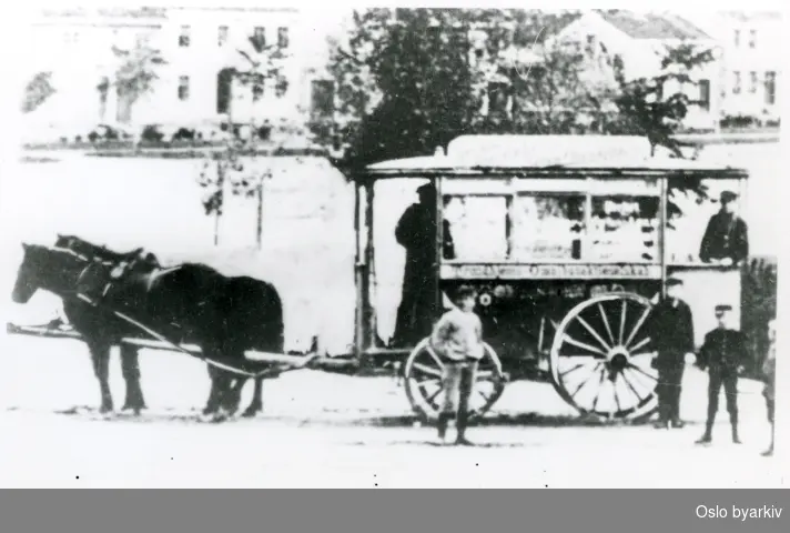 Hesteomnibuss fra Trondheim omkring århundreskiftet. Elektrisk sporvogn kom i 1901.