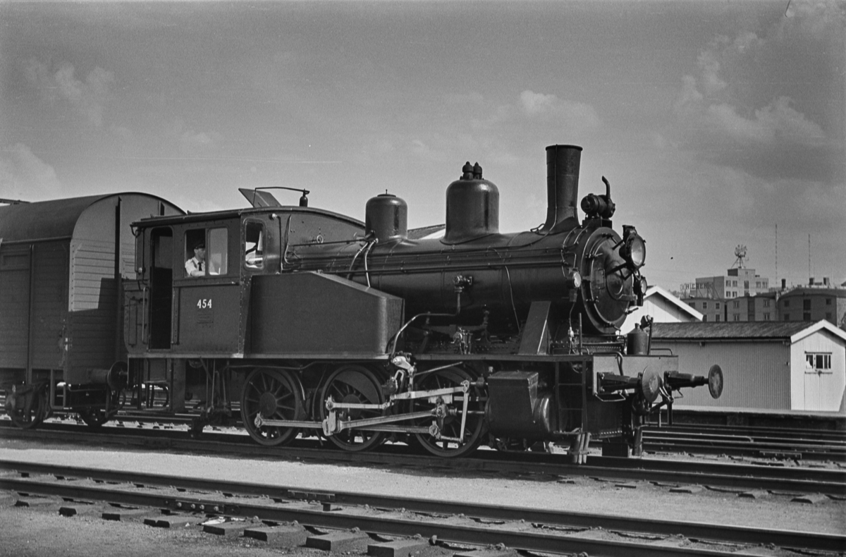 Damplokomotiv type 23b nr. 454 i skiftetjeneste på Trondheim stasjon.