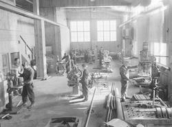 Arbeidere ved Kjørholt Kalksteinbrudd i verksted.