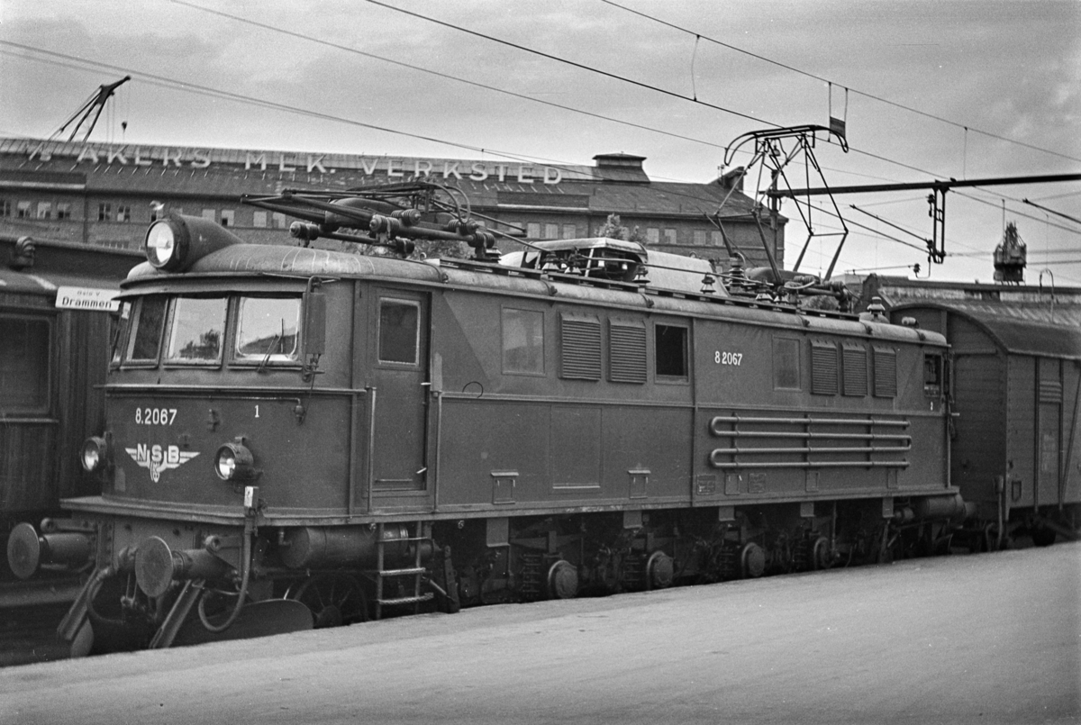 Elektrisk lokomotiv type El 8 nr. 2067 med ankommet tog på Oslo Vestbanestasjon.