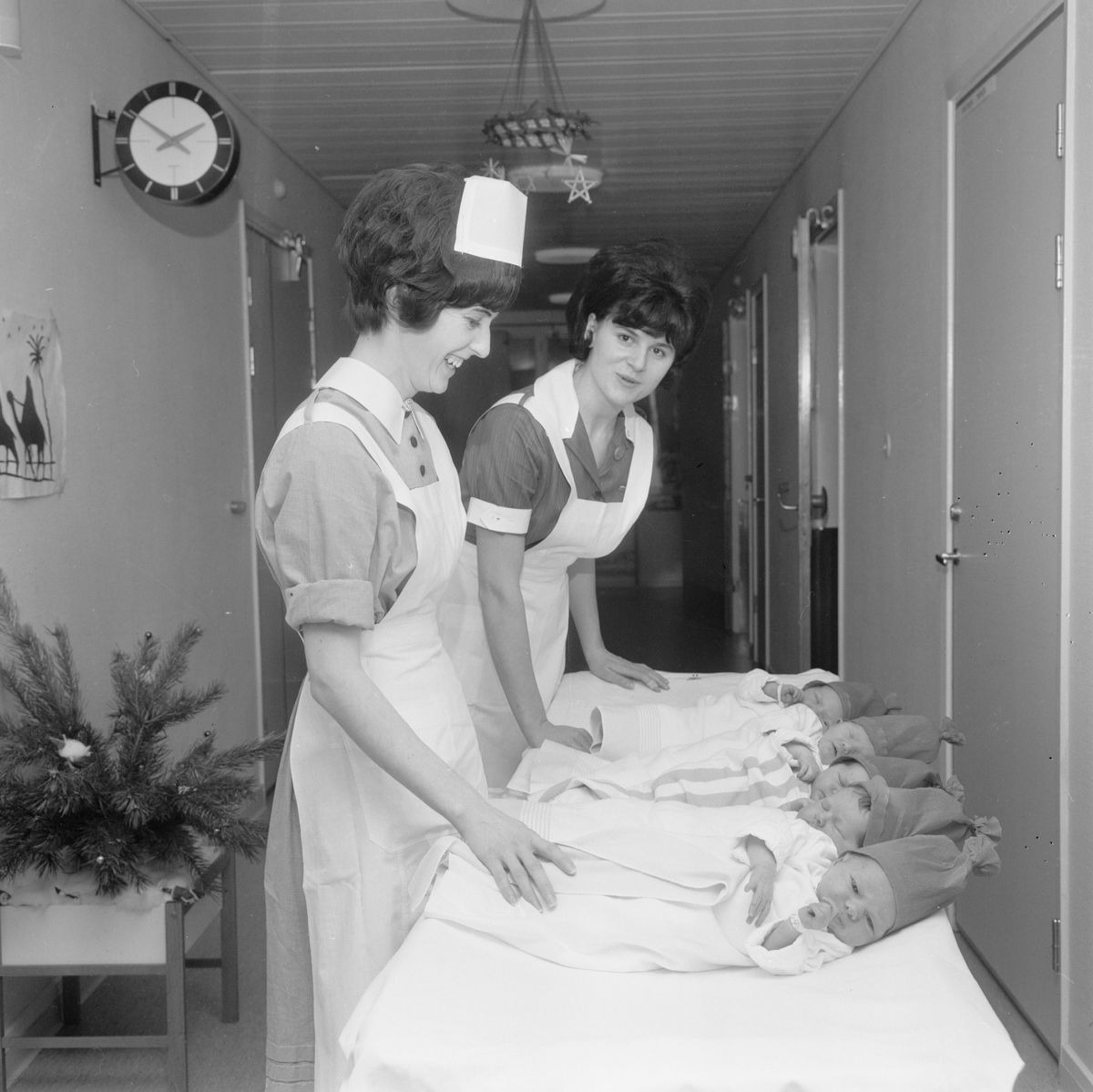 Barnsköterskan Maj-Britt Persson och sjukvårdsbiträdet Monica Gunnarsson med fem spädbarn som firade sin första julafton på BB-avdelningen vid Tierps sjukhus