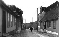Gateparti fra Værlegata i Moss sett sydover ca.1910. De fles