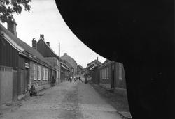 Gateparti fra Verket i Moss ca. 1910-20. Barna er ukjente.