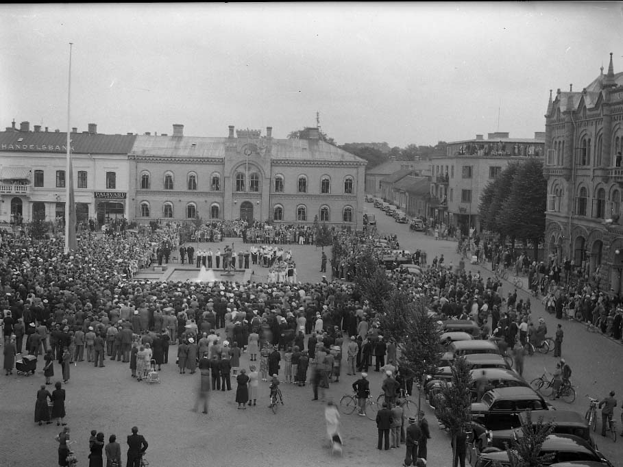 Invigning av fontänen med skulpturen "Badande ungdom" av Bror Marklund på Varbergs torg, onsdagen den 30 augusti 1939. Rådhuset i bakgrunden och Bäckgatan samt Sparbankshuset till höger i bild. Se även bild GB2_4271 från samma tillfälle.
