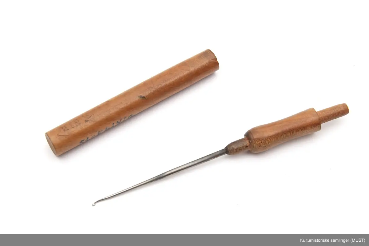 Heklenål med deksel. Dekslet kan snus og forlenge skaftet på heklenålen.