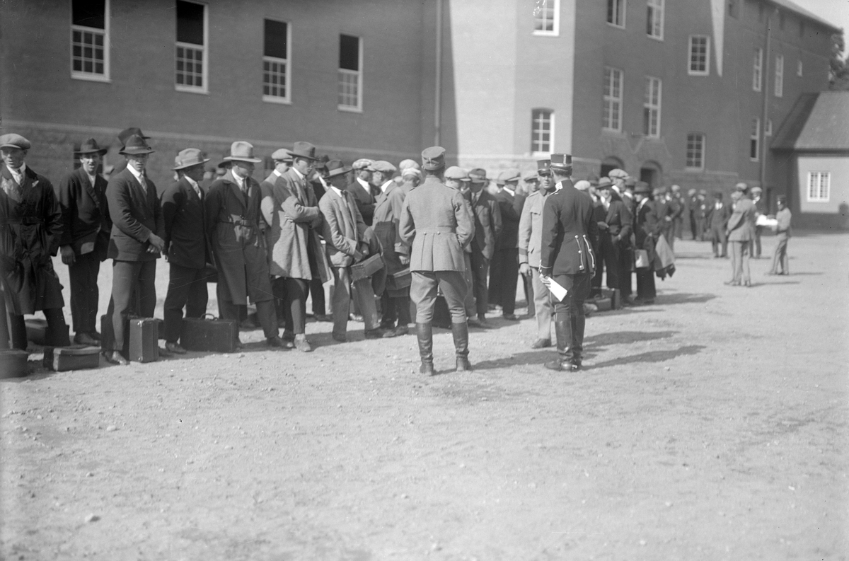 Inryckning till militättjänst vid I4 i Linköping. Året är 1927.