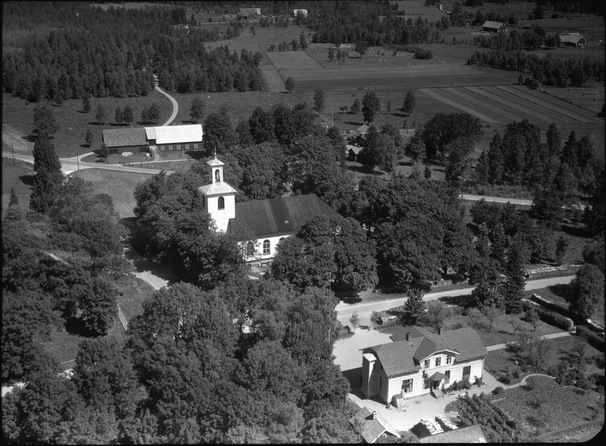 Flygfoto över Voxtorps kyrka i Värnamo kommun. Nr. H. 1862.